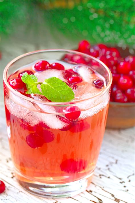 Mistletoe Martini Cranberry Christmas Cocktail | Mix That Drink