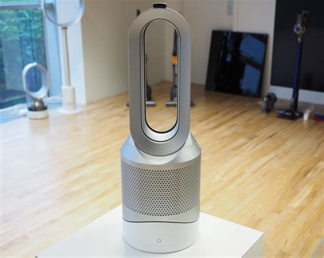 Dyson's latest bladeless fan keeps the air pure and your toes warm