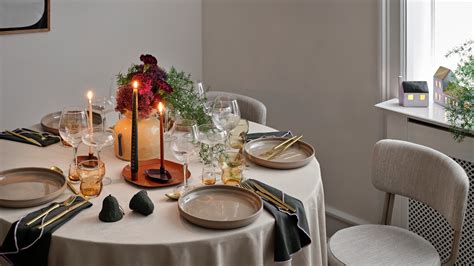 Create a Stunning Greenery Dining Table Centerpiece to Impress Your Guests - Get Inspired!