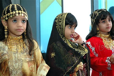 Traditional Dress Of Uae Emirati Traditional Clothing - vrogue.co