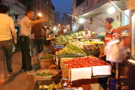 Night market in a street of Shanghai - Pictures of China