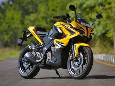 2015 ZigWheels Awards: Executive Bike of the Year Bajaj Pulsar RS200 - ZigWheels