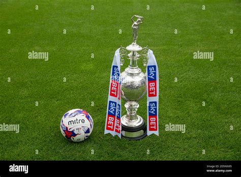 Efl championship league trophy hi-res stock photography and images - Alamy