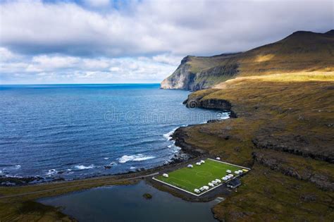 Ideia Aérea De Um Campo De Futebol Velho Na Costa Perto De Eidi Em ...