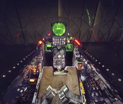 21 cockpits d'avions | F 16 cockpit, F 16, Avion de chasse