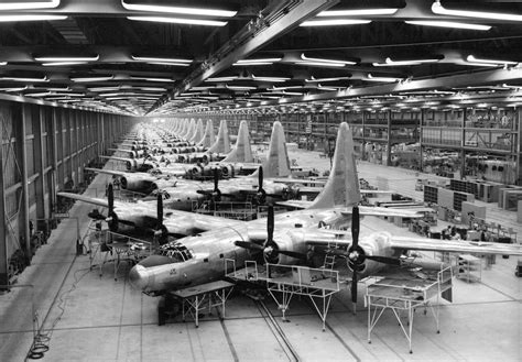 B-32 Dominator bomber factory in Fort Worth, 1944 - Rare Historical Photos