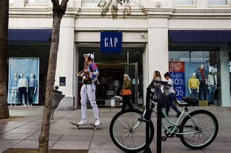 Gap Brand, Old Navy Post Weakest Sales in Three Years - WSJ