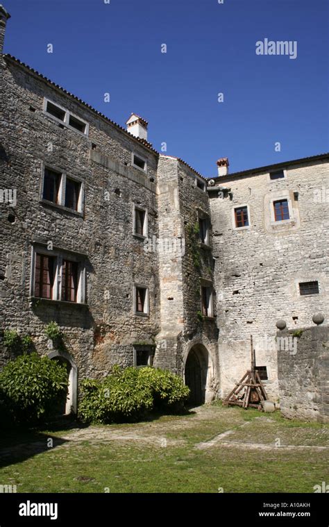 Pazin Castle courtyard Stock Photo - Alamy