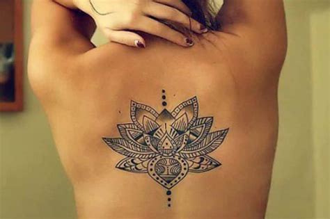 Seleccionamos unos tatuajes de tribales con flores