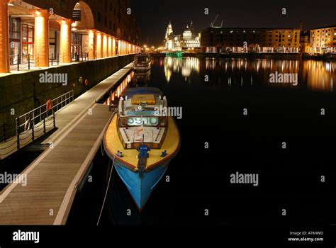 Albert Dock at Night Stock Photo - Alamy