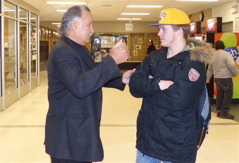 'Give me a call,' NHL legend Reggie Leach lends ear to Saskatoon students | CBC News