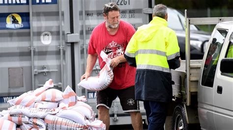 South-east Queensland on flood watch as heavy rainfall brings huge swells, high tides - ABC News