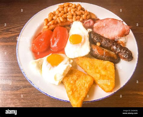 A delicious, greasy spoon, traditional British full English fry up breakfast Stock Photo - Alamy