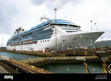 El Coral Princess Cruise Ship en las Esclusas de Gatún del Canal de Panamá Fotografía de stock ...