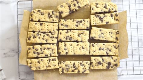 Chocolate chip shortbread | MerryBoosters