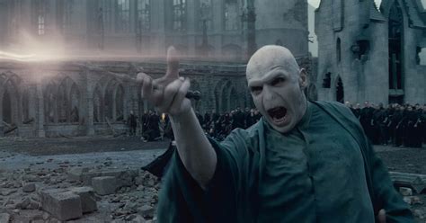 Why Does Voldemort Hold His Wand Weird & Different Than Others?