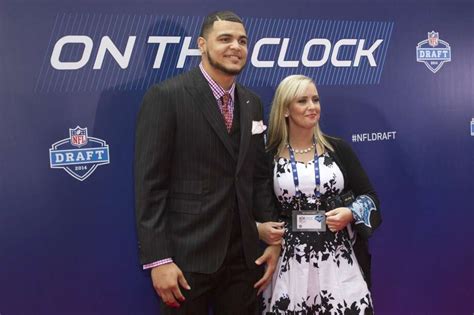 Mike Evans, of Texsas A&M, poses for photos with his mother... Photo ...