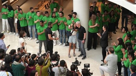 'What an incredible reception,' Apple CEO Tim Cook after Delhi's store launch | Hindustan Times