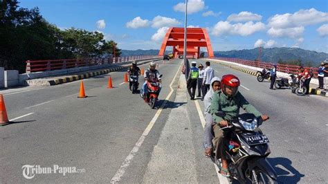 Pascapembentangan Bendera Merah Putih di Jembatan Youtefa Jayapura ...