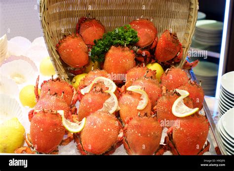 Fresh Seafood crab in buffet restaurant Stock Photo - Alamy