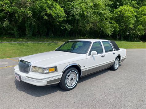 1996 Lincoln Town Car "Signature" | 427 Garage