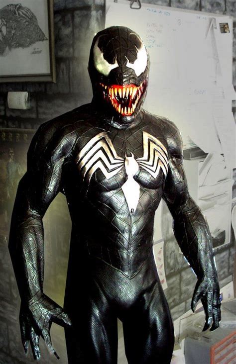 Venom! I am always so impressed with the venom cosplayers. Unbelievable ...