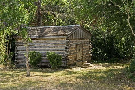 Photograph of log cabin that local history ascribes to 1833 ...