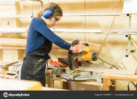 Carpenter using circular saw — Stock Photo © tonodiaz #143790655