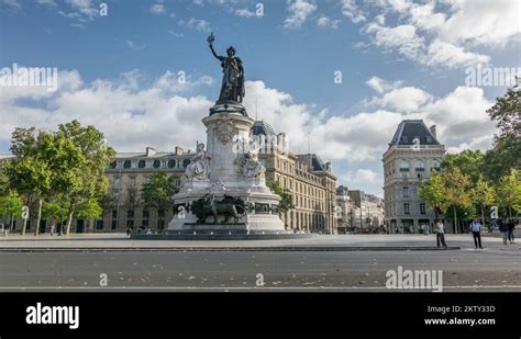 Statue de la republique place republique paris Stock Videos & Footage ...