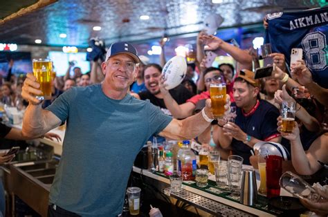 Troy Aikman visits El Paso Union Drafthouse to promote 'Eight' beer