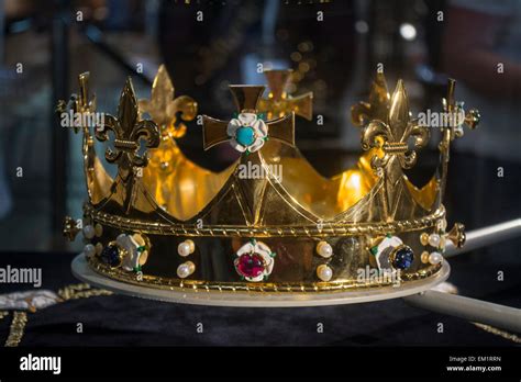 Replica Crown of King Richard III on display at Leicester Cathedral ...