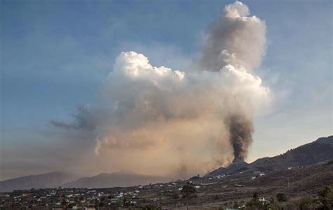 Volcano Eruption on La Palma Island Forces Airport To Close | Globe ...