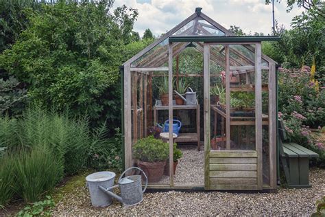 Greenhouse Landscaping – Adding Plants Around Your Greenhouse