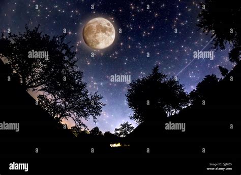 Cielo estrellado y luna llena Fotografía de stock - Alamy