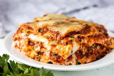 What Goes With Lasagna - 7 Most Delicious Side Dishes to Serve with Lasagna - Lafianna.com