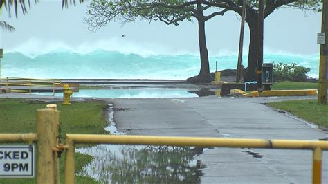 VIDEO: High Surf Closes Hilo Beaches, Bayfront Highway