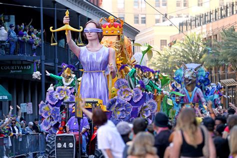 Watch as King of Carnival leads traditional Mardi Gras parade in New Orleans