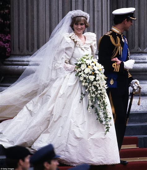 Princess Diana's wedding dress by Elizabeth Emanuel | Daily Mail Online