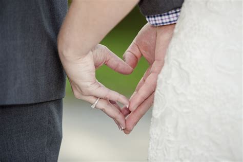 Too cute! Make a heart with your hands. #bride #groom #weddingphoto Photo By - Freeland ...