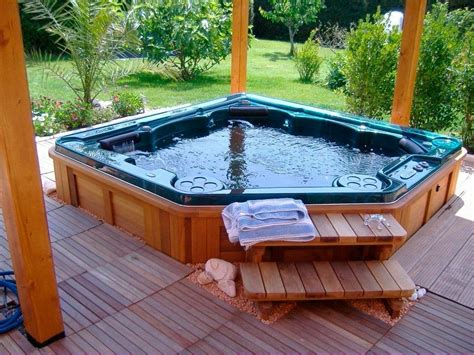 25 Stunning Garden Hot Tub Designs