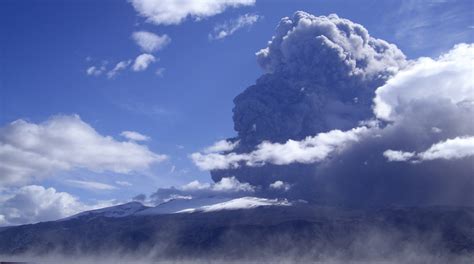 Eyjafjallajökull 2010: How an Icelandic volcano eruption closed ...