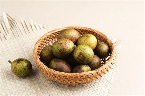 Premium Photo | Matoa fruit from papua indonesia matoa contains vitamins nutrients and antioxidants