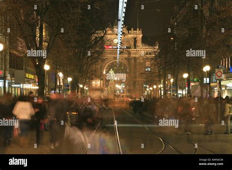 Pedestrians hurry to finish christmas shopping at Bahnhofstrasse with ...