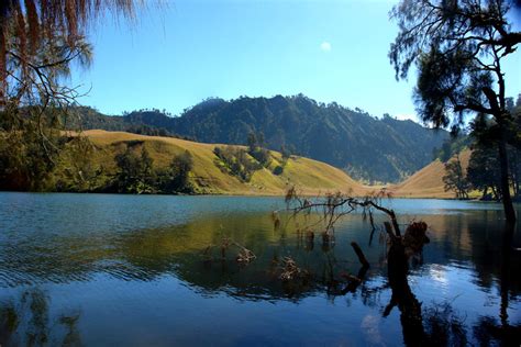 Ranu Kumbolo II by tommysebastian on DeviantArt