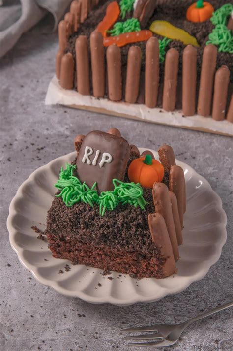 Halloween Graveyard Cake - The Baking Explorer