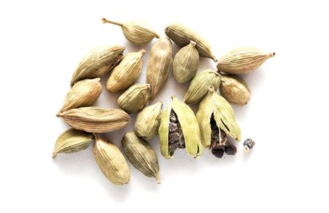 Cardamom Pods vs. Cardamom Seeds – RawSpiceBar