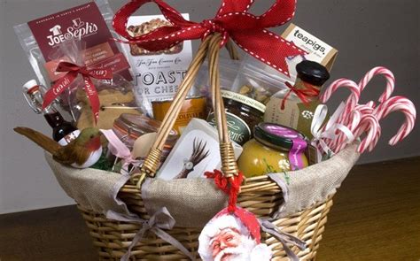 25 UNIQUE WRAPPING STYLES FOR YOUR CHRISTMAS HAMPERS..... - Godfather Style