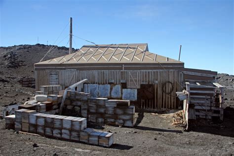 Shackelton’s Hut – More than 100 years of history still standing in Antarctica - Documentarytube.com