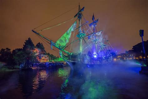 Overview of Fantasmic at Disneyland