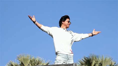 Shahrukh Khan Does A Signature Pose For Fans | | World TV Premiere Of Pathaan On Star Gold - YouTube